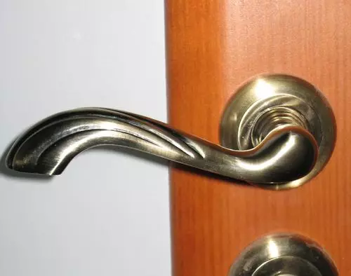 Hogyan lehet egymástól függetlenül szétszerelni a belső ajtó ajtófogantyúját