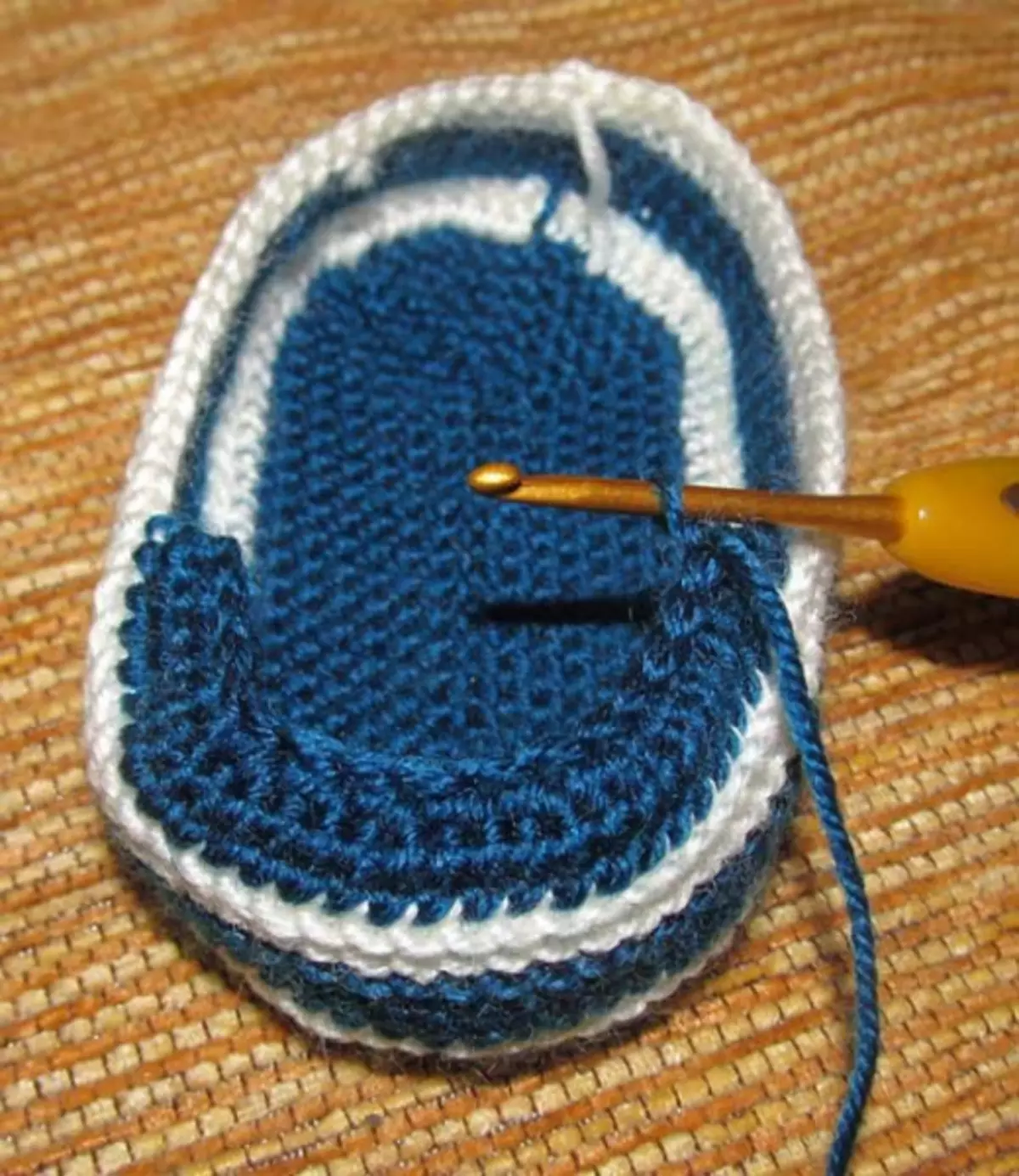 Takaddun crochet don masu farawa: Shirye-shirye tare da bayanin, yadda ake knit booties tare da bidiyo da hotuna