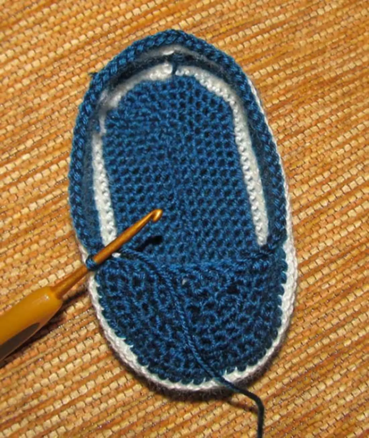 Booties crochet ji bo destpêkan: Schemes bi danasînek, meriv çawa meriv bi vîdyoyê û wêneyan ve girêbide