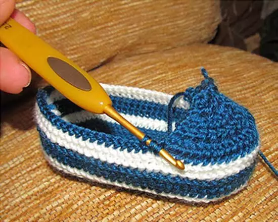 Crochet Booties fir Ufänger: Schemmen mat enger Beschreiwung, wéi zu Stracke mat Video a Fotoen