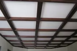 Ang mga beam sa kisame gawin ito sa iyong sarili: kahoy, polyurethane, drywall