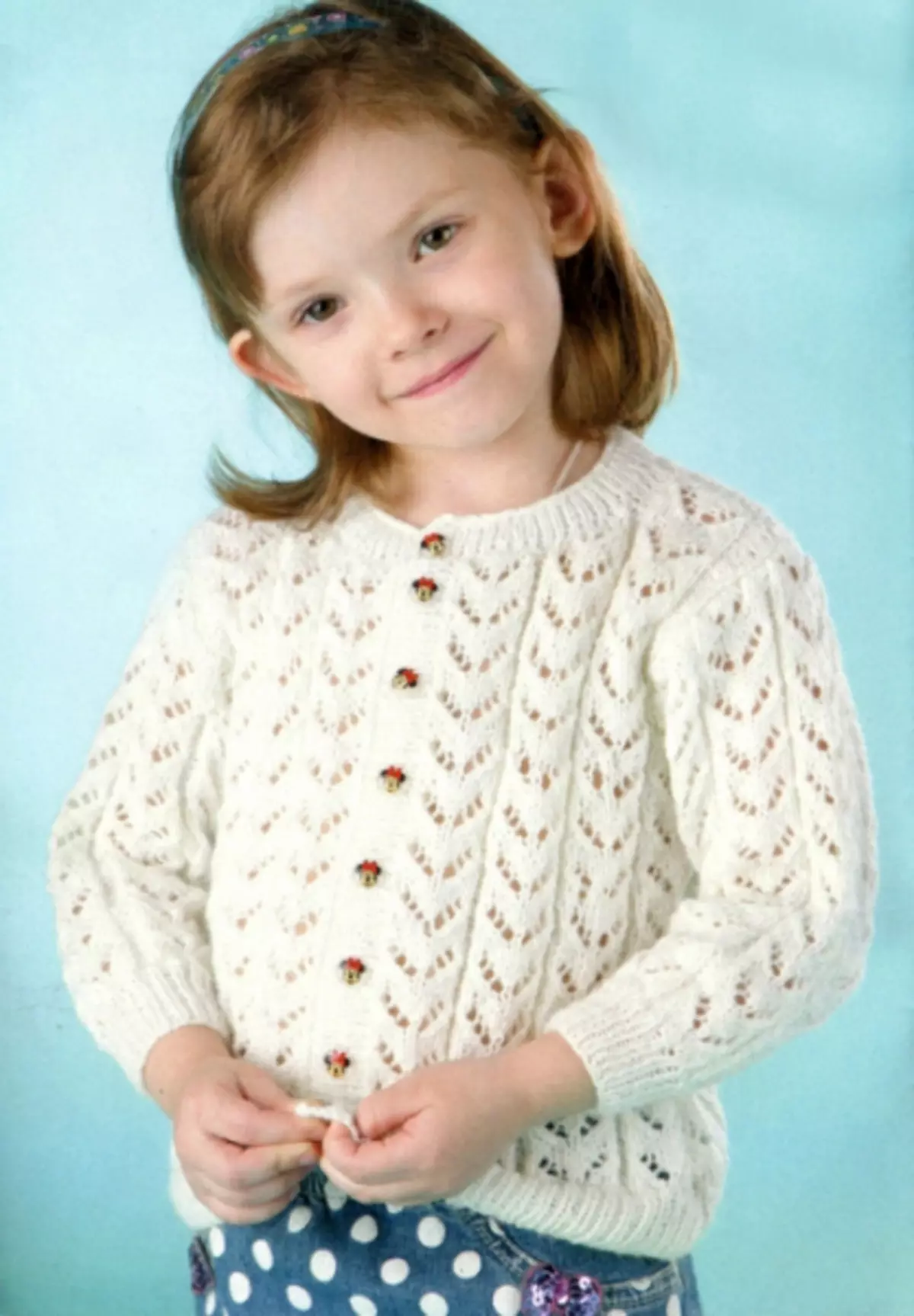 Трикотажен пуловер за момичето с плетене игли: опции за момичето 2 години, блуза с отвори