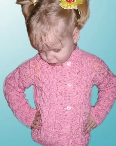 Sweater knitted for the girl with puperes ngit: Vebijarkên ji bo keçikê 2 sal, blouse vekirî