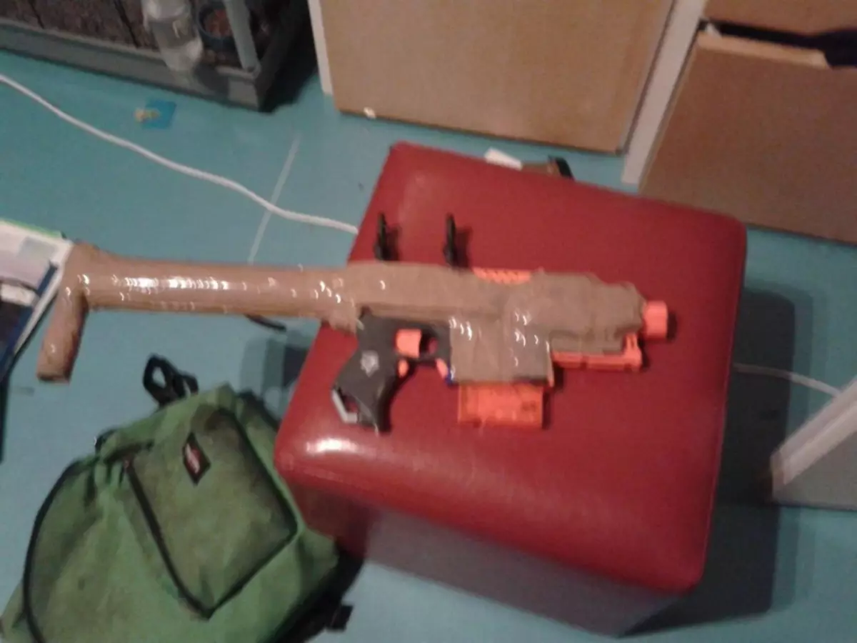 I-Toy Rifle ngezandla zakhe