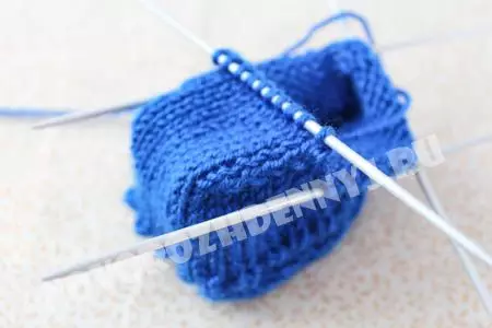 説明と写真と新生児のための編み物：女の子と男の子のためのマスター編み物