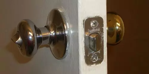 Como desmontar a porta da porta de bloqueo da porta
