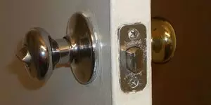 インター施設のドアにロックを置く方法