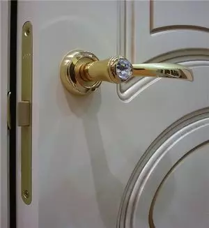 Kako postaviti ključavnico na vratih