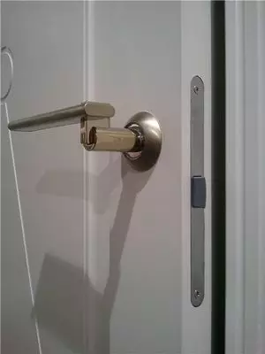 တံခါးပေါက်တစ်ခုမှာသော့ခတ်ထားနည်း