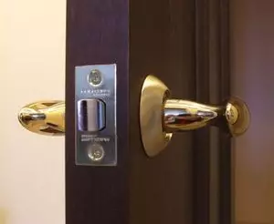 كيفية وضع قفل على باب الوطن