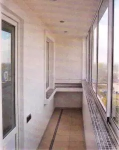 Calefacción da logia e balcón na casa do panel