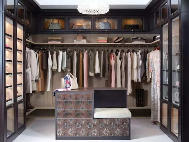 Tủ quần áo bằng tay của riêng bạn, cách trang bị phòng thay đồ từ phòng lưu trữ