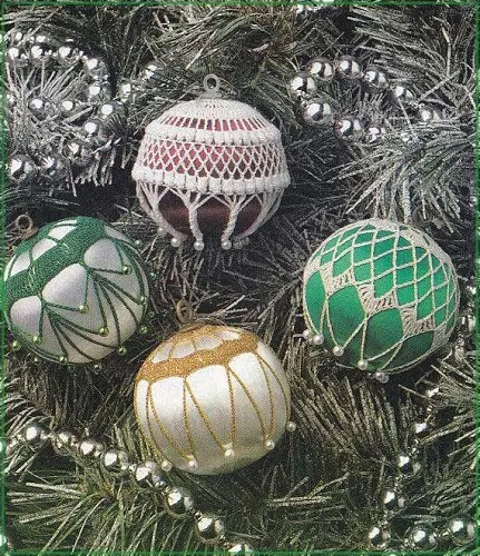 Novoročné dekorácie s rukami na vianočný stromček a na fľašu s fotografiou