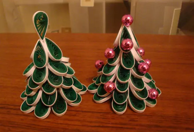 Decoratiuni de Anul Nou cu mainile pe pomul de Craciun si pe o sticla cu o fotografie