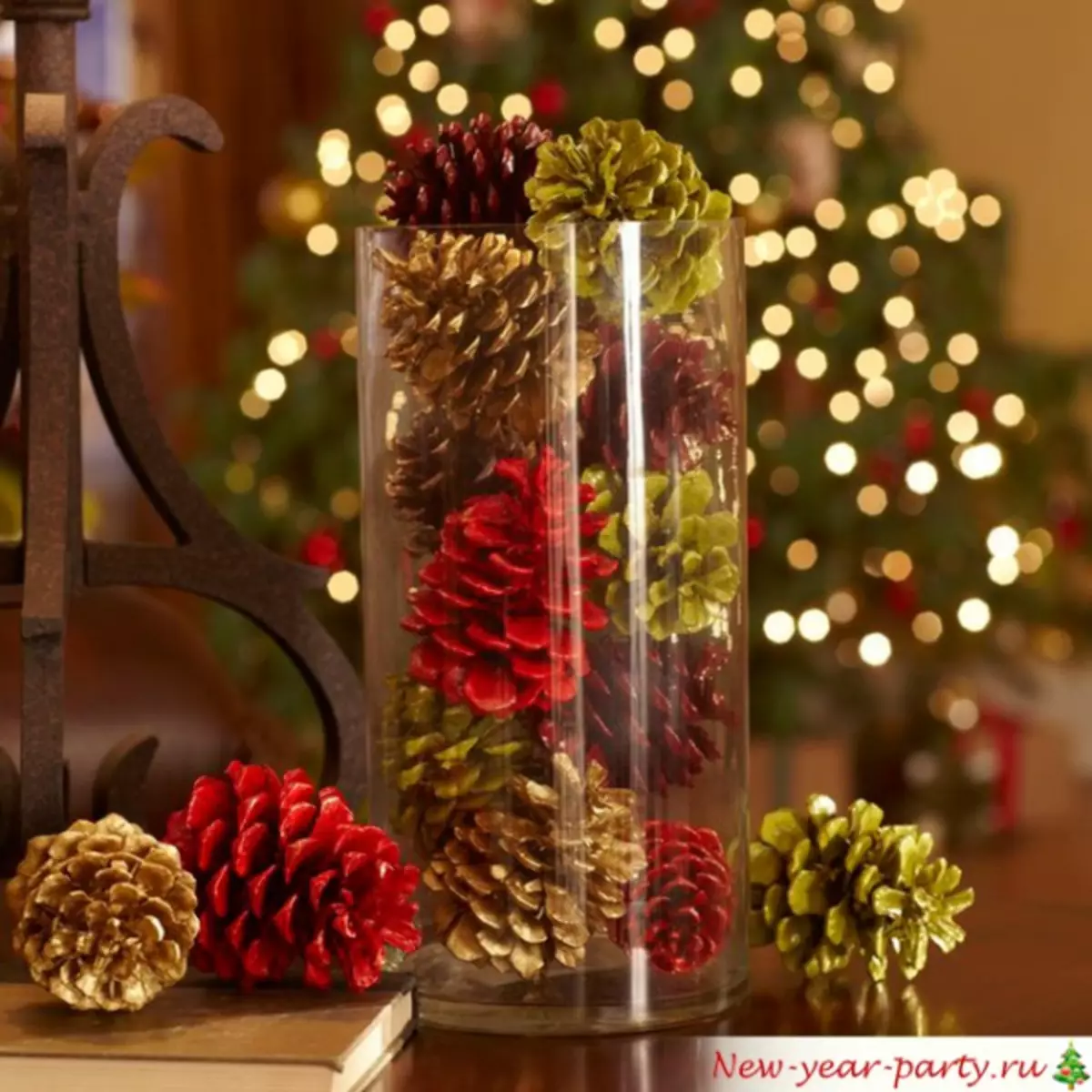 Decoración de Ano Novo coas mans sobre a árbore de Nadal e nunha botella cunha foto