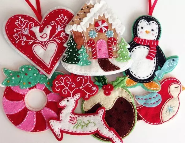 Novoročné dekorácie s rukami na vianočný stromček a na fľašu s fotografiou