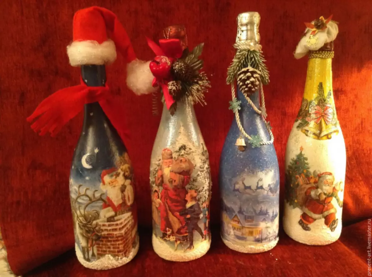 Jaungada rotājumi ar rokām Ziemassvētku eglā un uz pudeles ar fotoattēlu