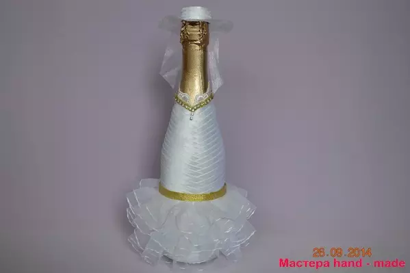 Wedding Champagne sa kanyang mga kamay sa mga larawan at video.