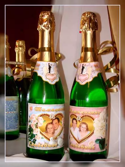 Champagne de mariage avec ses mains avec des photos et une vidéo