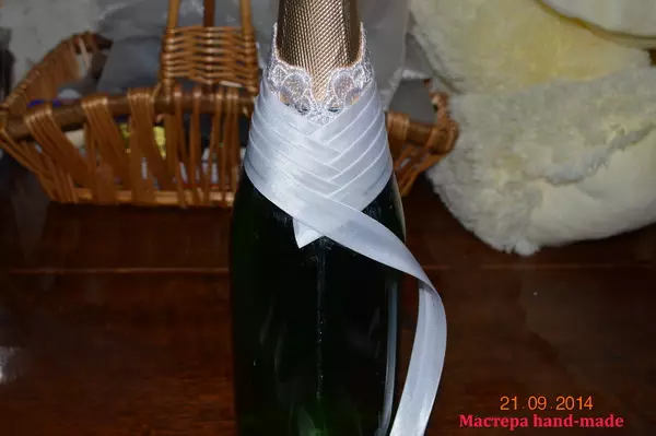 Wedding champagne with her hands with photos and video