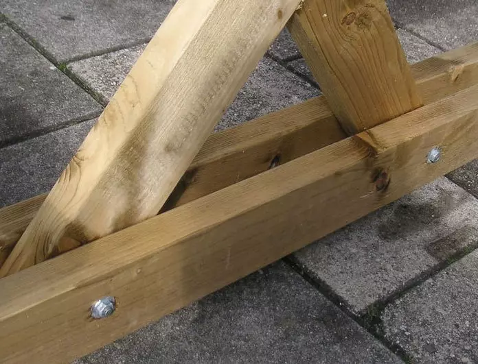Como facer unha mesa de madeira e bancos para casas (con debuxos)