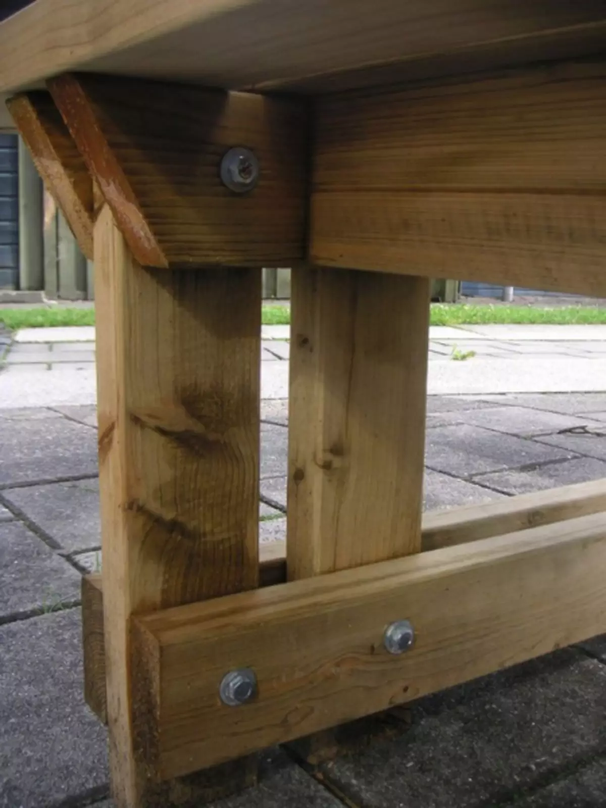 Hoe maak je een houten tafel en banken voor huisjes (met tekeningen)