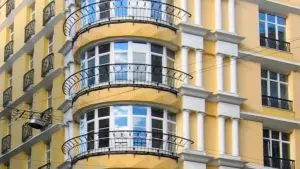 Az erkély vagy a loggia a lakás teljes területén