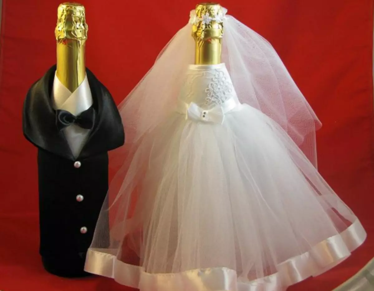 リボンからあなた自身の手で結婚式のためのシャンパンのための服