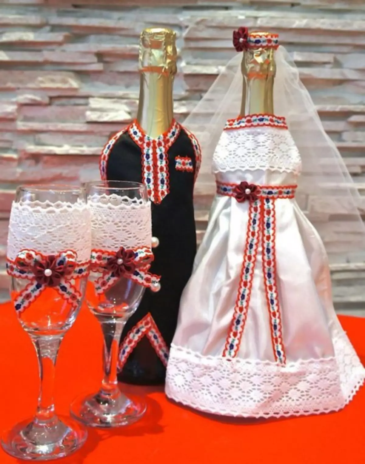 Kleding voor champagne voor een bruiloft met je eigen handen van linten
