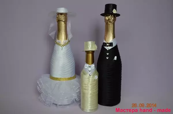 Kleding voor champagne voor een bruiloft met je eigen handen van linten