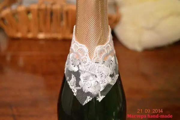 Roupas para champanhe para um casamento com suas próprias mãos de fitas
