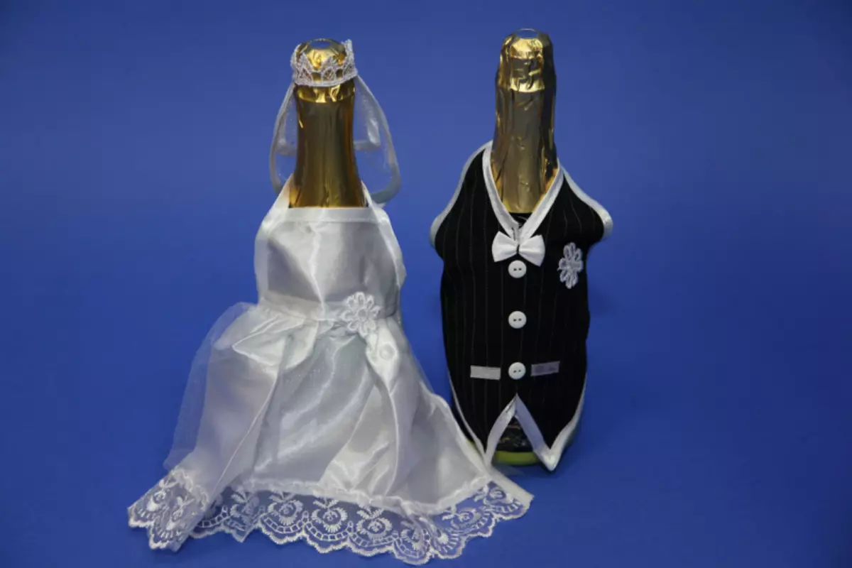 Oblečení pro šampaňské pro svatbu s vlastními rukama od stuhy