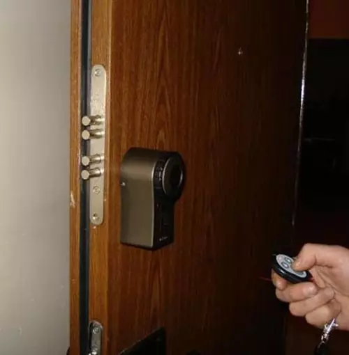 How to choose electronic locks to the entrance door