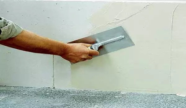 Die proses om mure onder plakpapier uit te sit - eenvoudige reëls