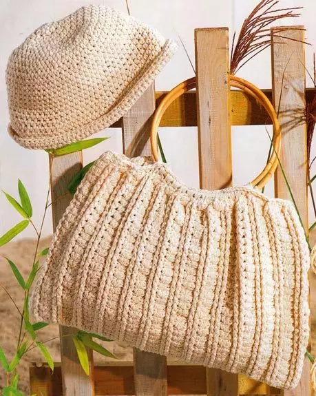 Tricoté avec des aiguilles à tricoter et la plage Panama Crochet