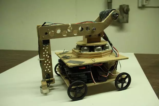 Robot med egne hender fra loddematerialet for nybegynnere