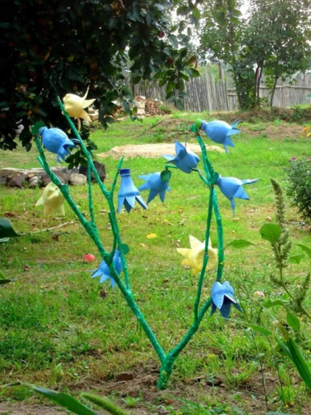 Bellbas de plástico para jardín: clase magistral con foto