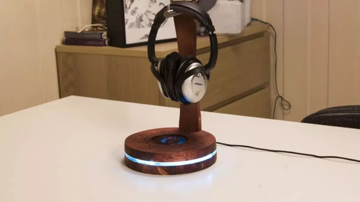 Headphone Stand with her own hands