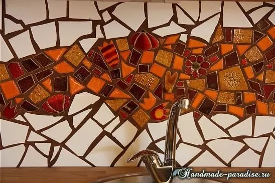 Apon da cociña do mosaico coas súas propias mans