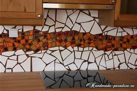 Avental da cozinha do mosaico com suas próprias mãos