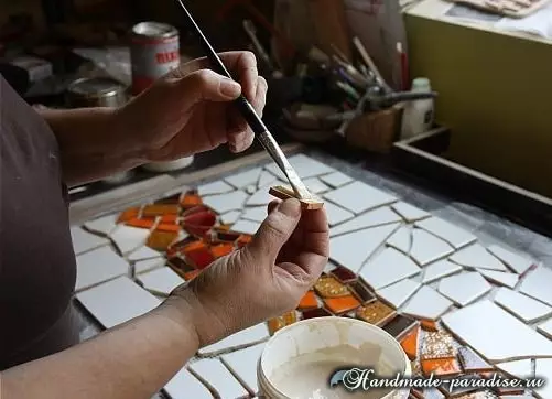 Apron dapur dari mosaik dengan tangan mereka sendiri