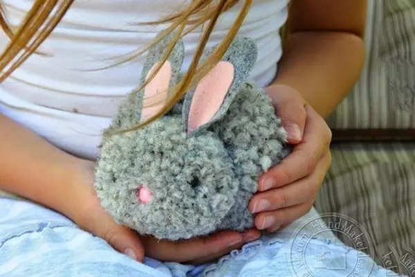 Làm thế nào để làm một chú thỏ với bàn tay của bạn từ các sợi và từ vải