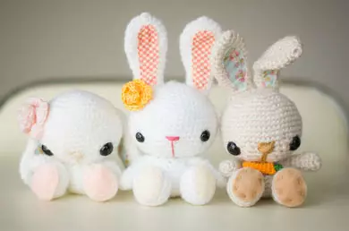 Wéi ee Bunny mat Ären Hänn aus thread an aus dem Stoff ze maachen