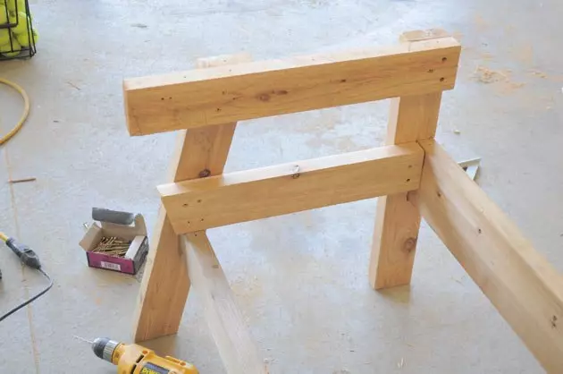 Kombinirani leseni stoli z naslonjali za roke in mizo v sredini