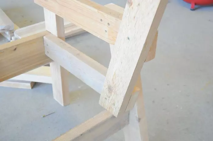 Armrests आणि मध्यभागी सारणी सह एकत्र लाकूड खुर्च्या