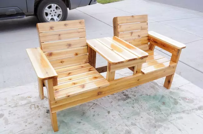 Gabungan kursi kayu dengan sandaran tangan dan meja di tengah
