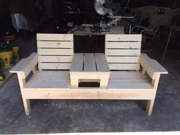 Kursi kayu sing gabungan nganggo armrests lan meja ing tengah