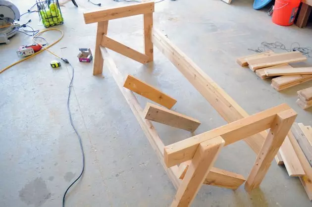 中央の肘掛けとテーブルとの木の椅子を組み合わせた