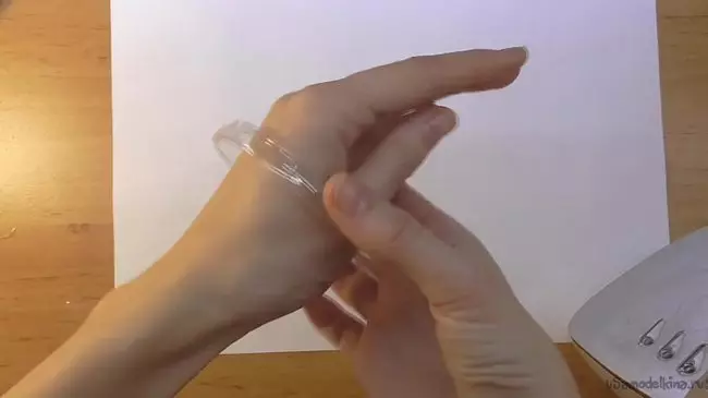 La base de las pulseras con sus propias manos plásticas.