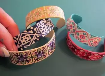La base de las pulseras con sus propias manos plásticas.